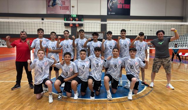 Sivas'ın O Okulundan Tarihi Voleybol Başarısı!