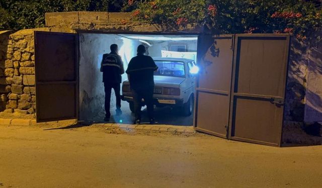 Arabayı çaldılar, kaza yaptılar!