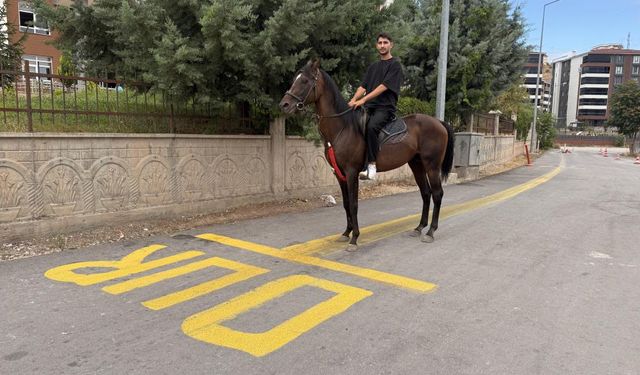 Modern süvari! Direksiyon sınavına atıyla geldi