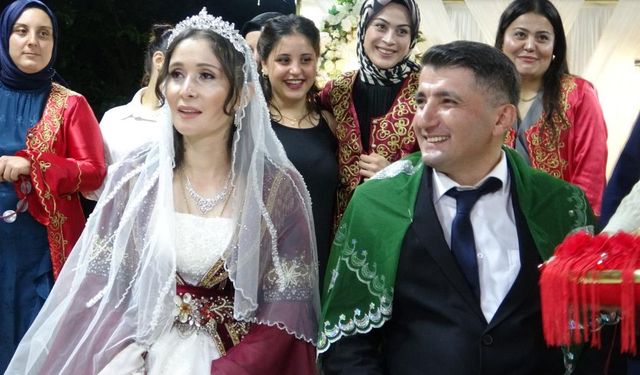 17 yıl sonra düğünlerini eğlenerek yaptılar...