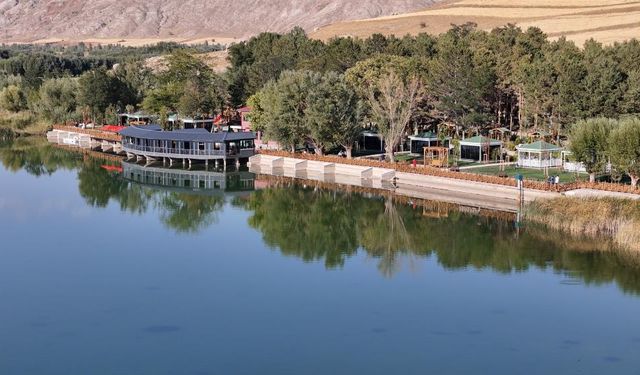 Sivas’ta ziyaretçilerini büyüleyen göl dikkat çekiyor