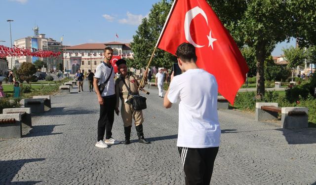Sivas'ta tarihi canlandırıyor, herkes fotoğraf çekiniyor
