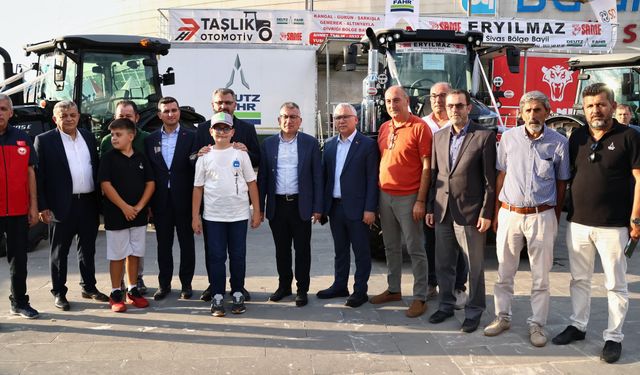 Abdullah Güler AgroSivas 2025 Fuarı’nda stantları ziyaret etti