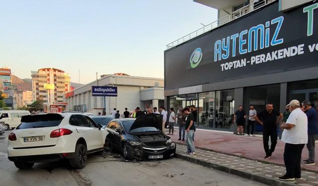 Milyonluk Lüks Cip, Bir Panelvan Karşısında Dayanamadı