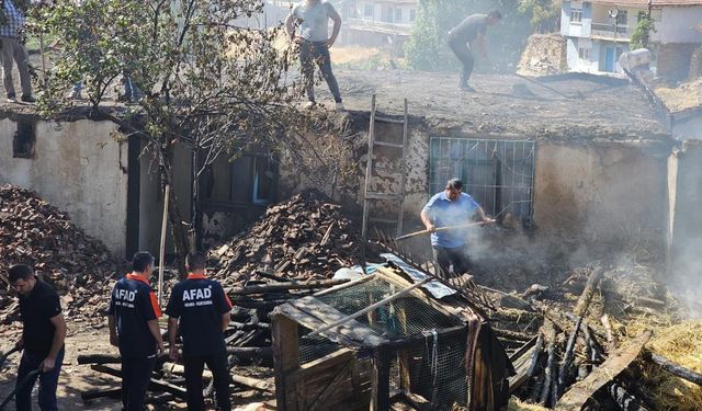 Köyde Çıkan Yangın, Ev ve Samanlığı Kullanılmaz Hale Getirdi