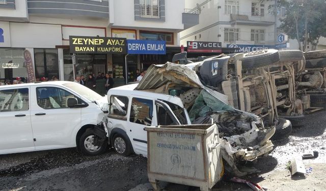 Bir anda freni patladı! 15 araç zincirleme hasar gördü