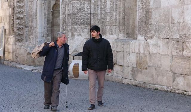 Sivas'ta çorap satarken rehberlik yapıyor!