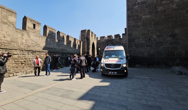 Bunalıma Girdiği İddia Edilen Şahıs Gazeteciye Tekme Attı