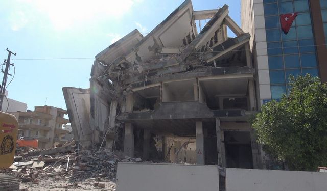 Tek Dokunuşla Yıkıldı: 7 Katlı Bina Saniyeler İçinde Çöktü