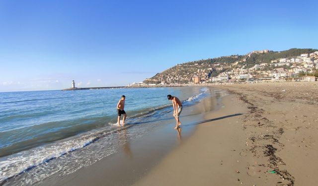 Sabahın Ayazında Denize Girdiler