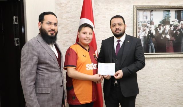 Sivaslı Enes’ten Bayramda Yürek Isıtan Bağış