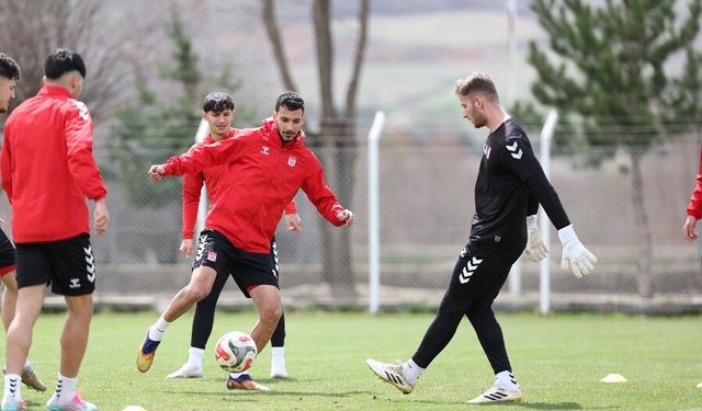 Kırmızı-Beyazlılar Kozlarını Paylaşmaya Hazır