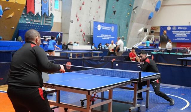 Sivas'ın da katıldığı İşitme Engelliler Masa Tenisi Şampiyonası başladı
