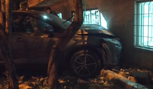 Saniyeler içinde her yer savaş alanına döndü, araç eve çarparak durdu!