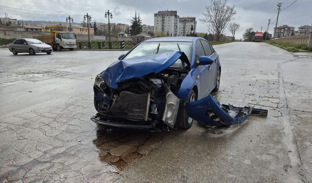 Dur Levhasını Dikkate Almadı, Çöp Kamyonuna Çarptı