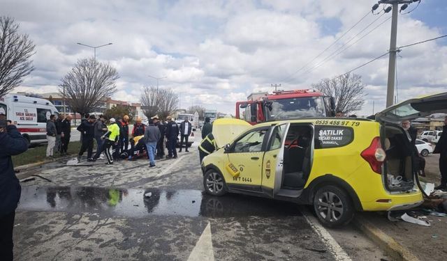 Sivasspor U-13 Ekibini Taşıyan Araç Kaza Yaptı