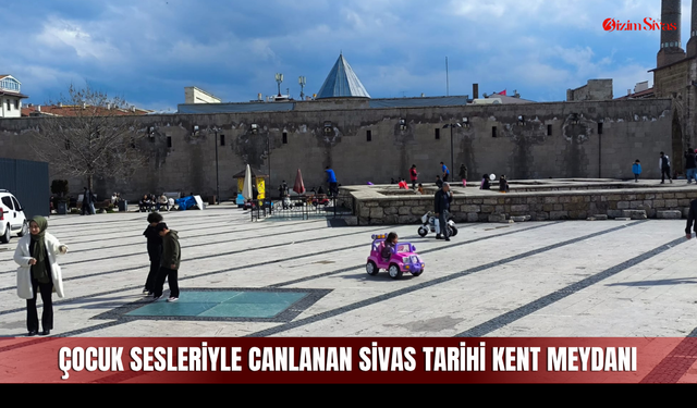 Çocuk Sesleriyle Canlanan Sivas Tarihi Kent Meydanı