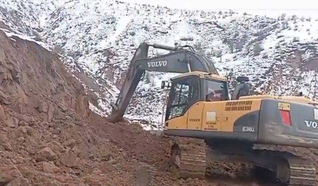 Heyelan nedeniyle kapanan İmranlı yoluna ekiplerden hızlı müdahale