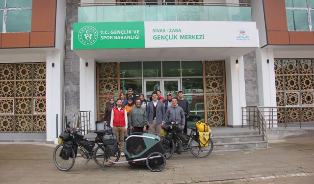 Bisikletle Dünya Turu Yapan Çift Sivas'ta Sıra Gecesine Katıldı