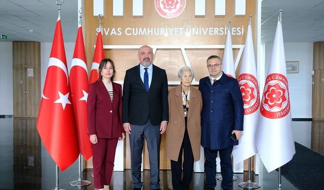Sivas’ta Müjgan Üçer kişisel kütüphanesini Üniversiteye bağışladı
