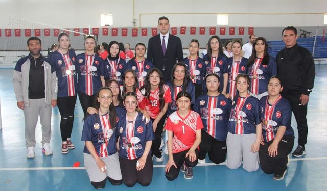 Zara’da Kızların Voleybol Zaferi! Büyük Rekabet