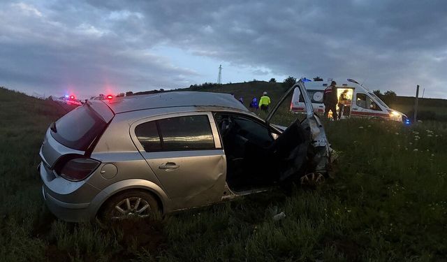 Sivas'ta şarampole devrilen otomobildeki 2 kişi yaralandı