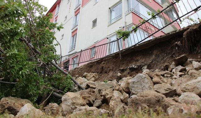 5 Katlı Apartmanın İstinat Duvarı Çöktü!
