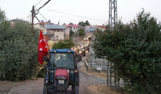 Sivas'ın Bu Köyünde Damadı Gezdirmenin Yolu Tarladan Geçiyor!