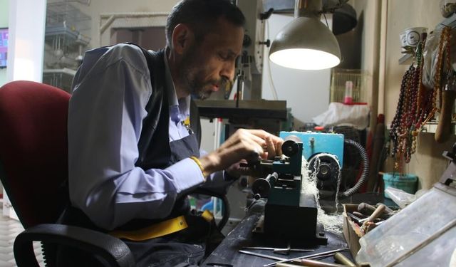 Sivas’ta engelli tespih ustası azmiyle örnek oluyor