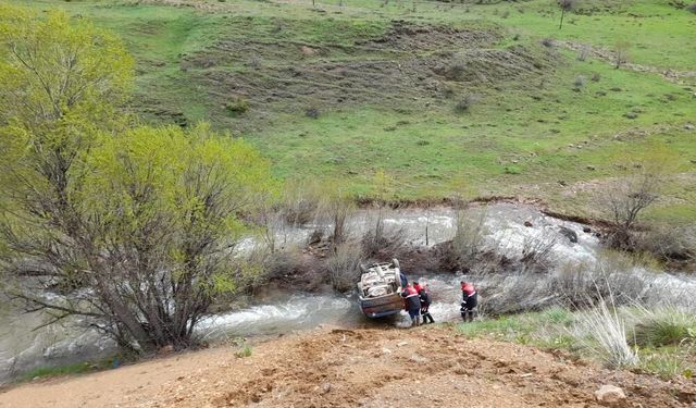 Sivas'ta araç dereye uçtu: 5 yaralı!