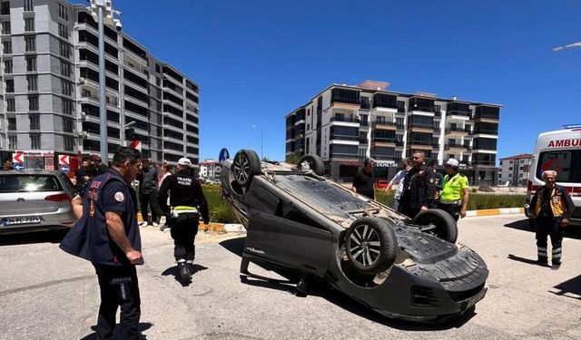 Feci Kaza Çarpışmanın Şiddetiyle Otomobil Ters Döndü