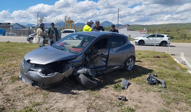 Sivas'ta Feci Kaza İki Otomobil Çarpıştı