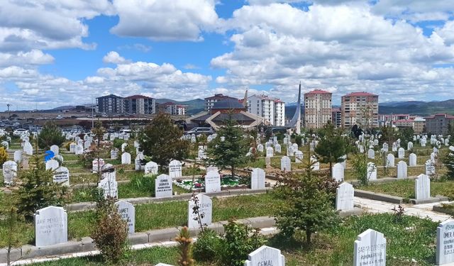 Yukarı Tekke Mezarlığı’nda Bayramın Son Gününde Sessiz Vefa