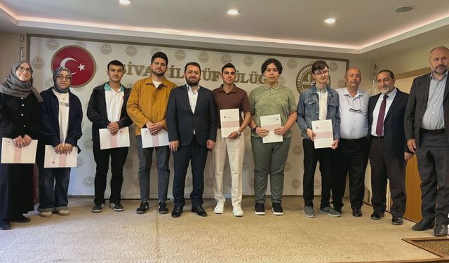 Sivas'ta yarıştılar, umre ödüllerini aldılar