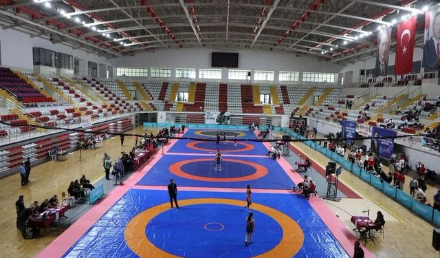 Sivas'ta Yıldızlar Kadın Güreşleri başladı