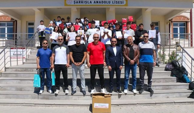 Şarkışla Anadolu Lisesi'ne spor malzemesi desteği