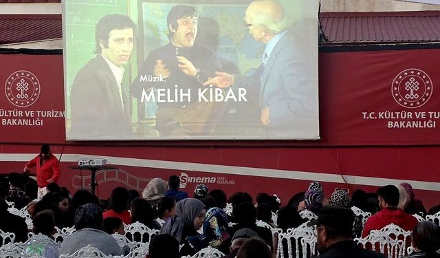 Hafik'te Gezen Sinema Tırı vatandaşlarla buluştu