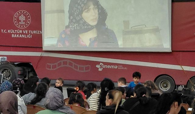 Ulaş'ta Gezen Sinema Tırı vatandaşlarla buluştu