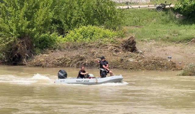 Kelkit Çayı'nda kayıp iki kişiyi arama çalışmaları sürüyor