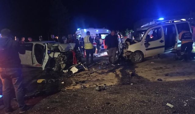 Sivas'ta iki araç kafa kafaya çarpıştı: 4'ü ağır 8 yaralı