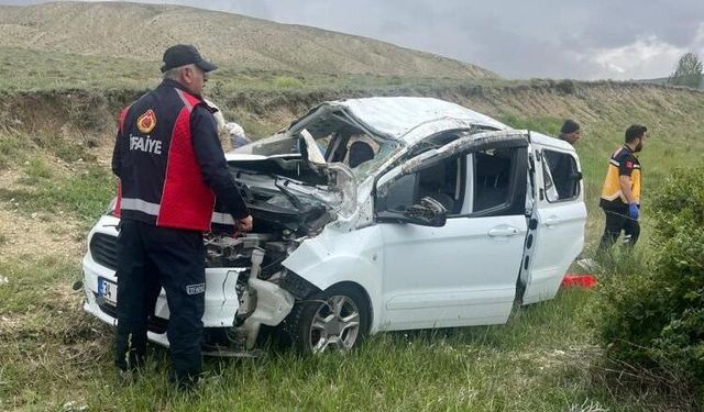 Sivas'ta feci kaza! Kontrolden çıkan araç takla attı