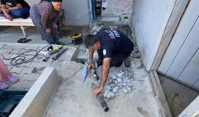 Daracık Alanda Sıkışıp Kaldı! Yavru Kedinin İmdadına İtfaiye Ekipleri Yetişti!