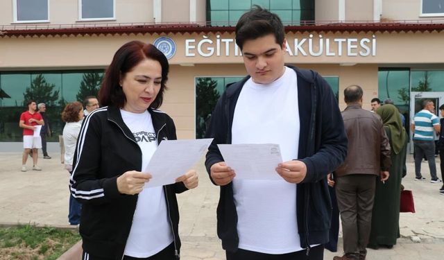 Sivas'ta anne ve oğul YKS sınavına yan yana sınıflarda girdi
