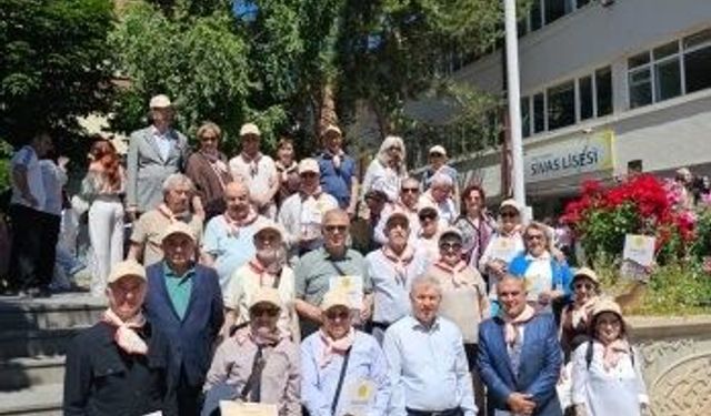 Sivas Lisesi'nde mezuniyet sevinci bu kez nesilleri aynı çatıda buluşturdu