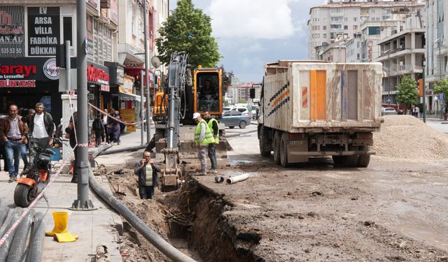 Atatürk Caddesi'nde Altyapı Çalışmaları Sürüyor