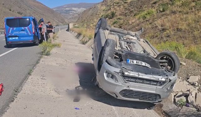 Sivas-Erzincan karayolunda araç devrildi