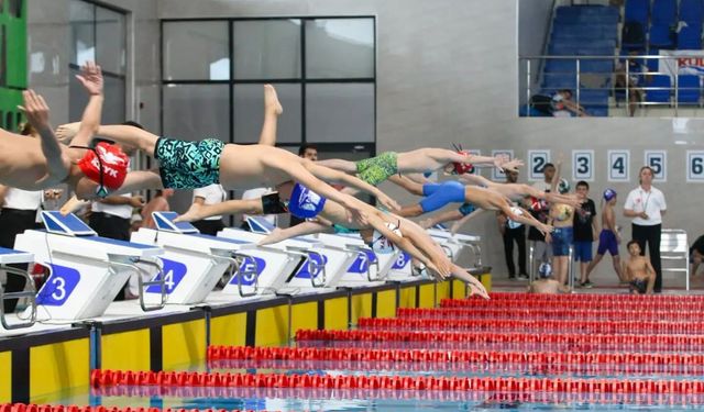Sivas'ta 21 ilden 510 sporcu yüzmede yarışıyor