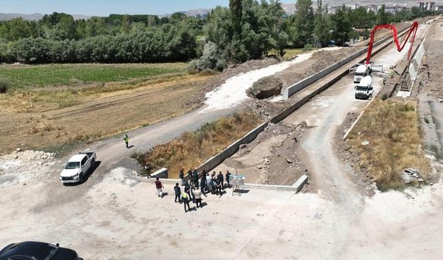 Sivas'ta ırmaklara taşkın önleme çalışmaları sürüyor