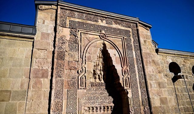 Divriği'de gölgeler kıyamda duruyor