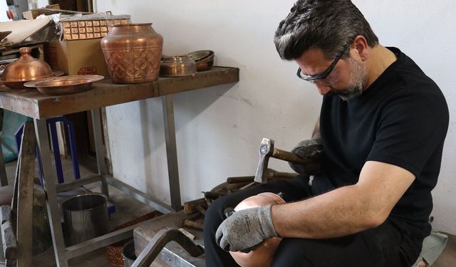 Sivas'ta nakış gibi bakır işliyor